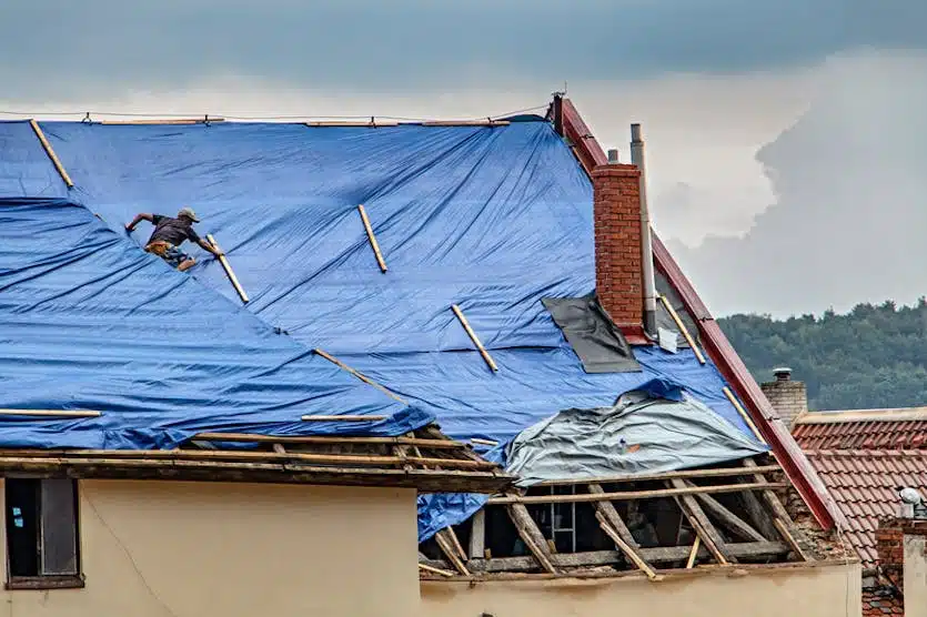 roof tarping on a house with a damaged roof : emergency roof tarping team in st louis 