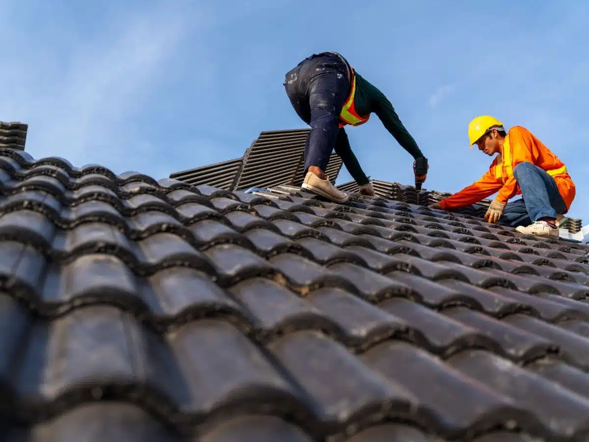 2 roofers working